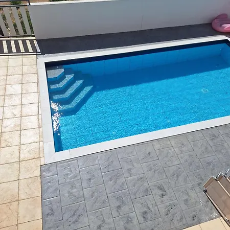 On Hill With Swimming Pool, فيلة *
