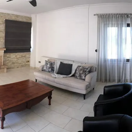 On Hill With Swimming Pool, فيلة