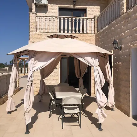 On Hill With Swimming Pool, فيلة
