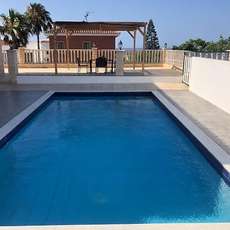 فيلة On Hill With Swimming Pool, أيا نابا