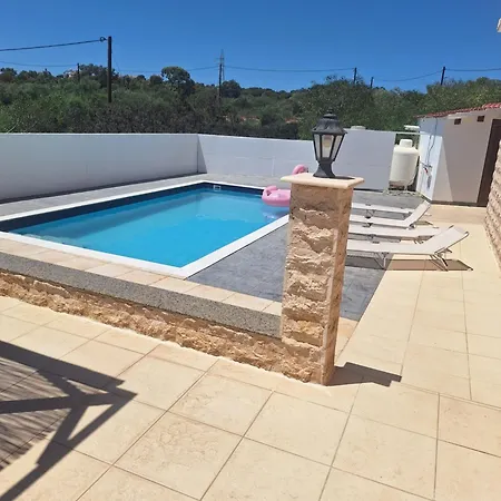 On Hill With Swimming Pool, فيلة