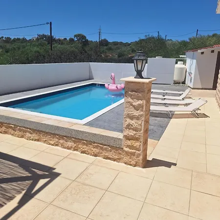 On Hill With Swimming Pool, فيلة